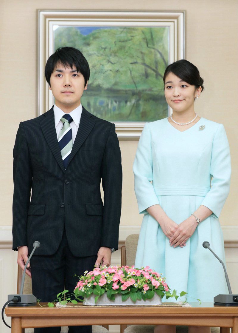 日本真子公主（右）与小室圭（左）早于2017年宣布订婚（图），惟因小室家庭爆出钱债丑闻致延误。欧新社(photo:UDN)