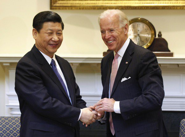中國國家主席習近平2012年2月訪美，曾在白宮與時任美國副總統拜登握手。（路透資料照片）