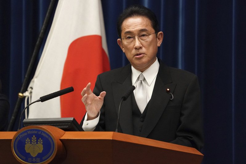 民調顯示，日本新首相岸田文雄內閣的支持率，約在五成左右。（美聯社）