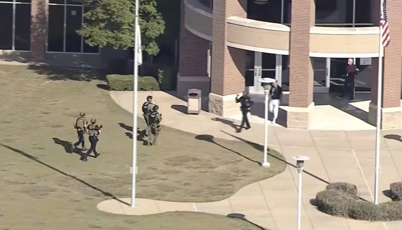 德州阿灵顿市木景高中6日发生校园枪案，18岁学生辛普金斯在教室拔枪伤人，造成四人轻重伤，警方称是因为课堂争打所引起。图为枪案爆发，警方据报赶赴校园。(美联社)(photo:UDN)