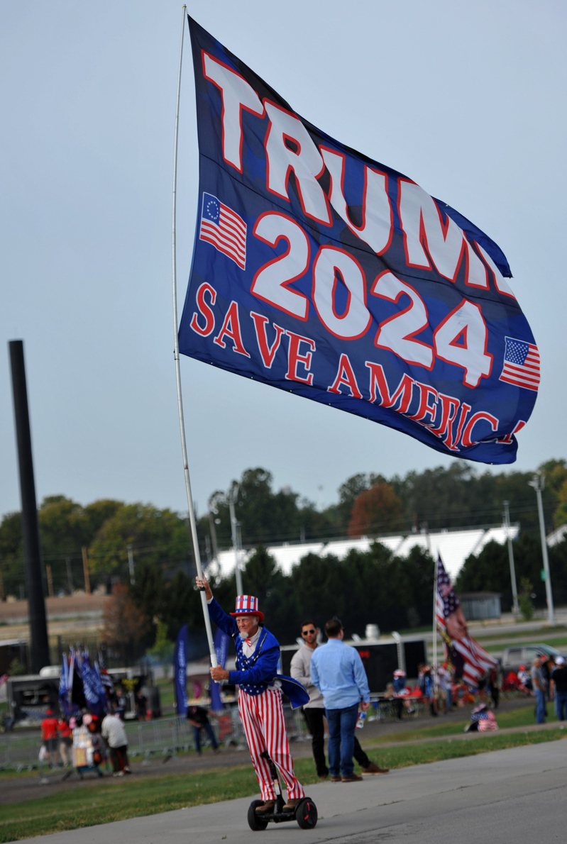 川普9日到爱阿华州造势，他的支持者挥舞大旗，促他再战2024以拯救美国。(欧新社)(photo:UDN)
