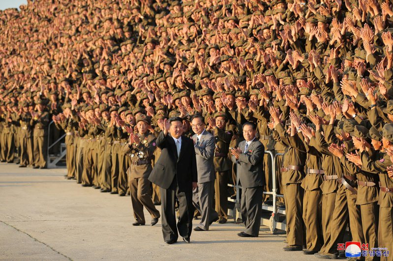 北韓官方媒體報導，北韓領導人金正恩將朝鮮半島的緊張局勢歸咎於美國。圖為今年9月9日金正恩出席北韓建政73周年閱兵儀式。（路透）