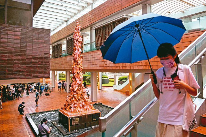 香港大學要求香港支聯會移走在港大校內的「六四」紀念雕塑「國殤之柱」。「國殤之柱」擁有人丹麥雕塑家高志活，要求丹麥外長介入。（美聯社）