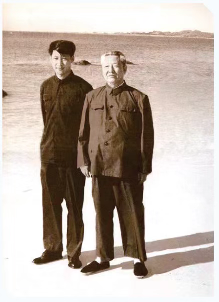 1978年，習仲勛（右）與習近平在海南。（取材自學習時報）