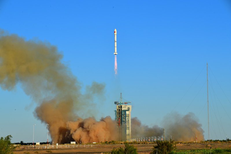 根據報導，各方推斷中國在8月間測試極音速飛彈使用長征二號丙(2C)載運火箭發射升空。圖為8月24日長征二號丙運載火箭在中國酒泉衛星發射中心發射升空。這是第79次的長征二號丙火箭發射，但中方沒有宣布第78次的發射。(中新社)