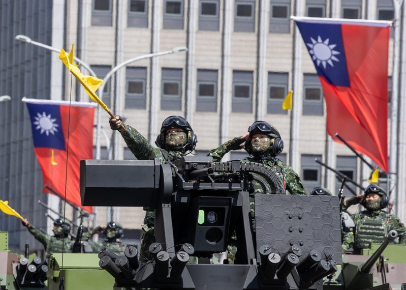 外媒報導，台灣每年有8萬人應徵入伍，還有近220萬後備軍人，但目前最緊迫的問題在於軍事準備不足和士氣低落。圖為今年雙十國慶陸軍裝甲車通過總統府前向觀禮台敬禮。(記者季相儒╱攝影)