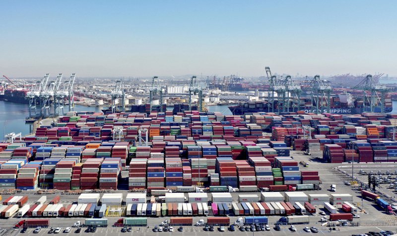 全美最繁忙的加州洛杉矶港上，15日货柜推积如山，无法及时运出，已展开24小时无休的运输。(Getty Images)(photo:UDN)