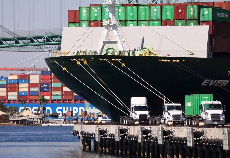 全美最繁忙的加州洛杉矶港已展开全天24小时不停装卸作业，期能让货品上路到全美。(Getty Images)(photo:UDN)