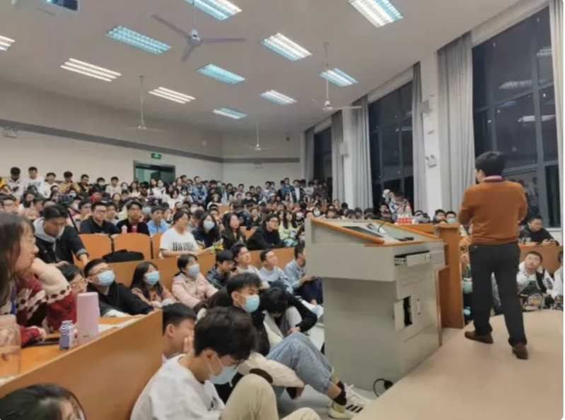 武漢大學一個名為「戀愛心理學」的講座暴紅，來晚的同學爬上窗台、蹲在走道，擠滿教室。（取材自荔枝網）