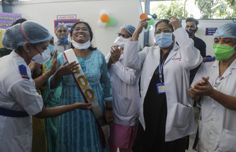 印度孟買的一家醫院與疫苗接種者日前一起慶祝印度注射了10億劑新冠疫苗。(美聯社)
