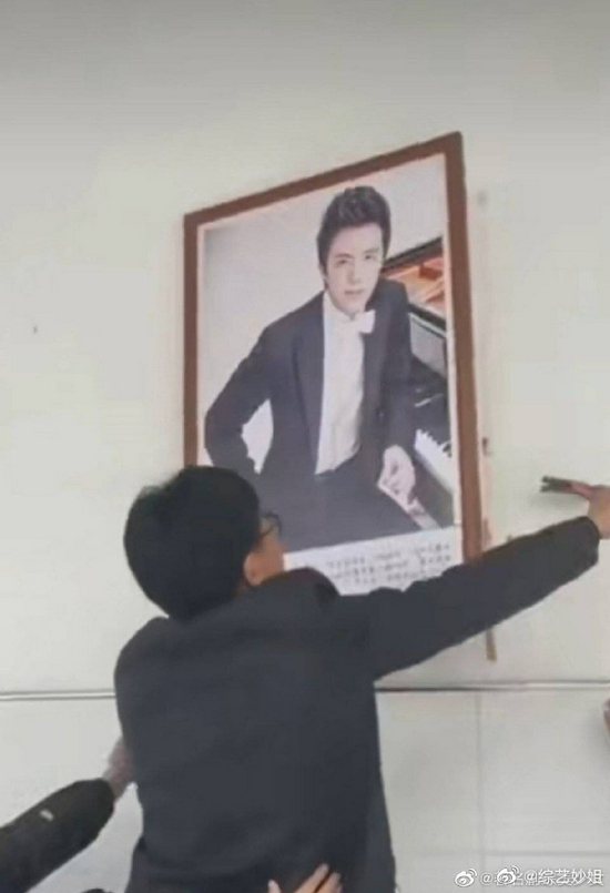 網傳學校牆上的李雲迪名人相被拆下來扔到垃圾桶。（取材自微博）