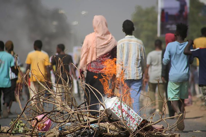 蘇丹反軍事政變釀至少3死80傷，美國除譴責軍方外，亦呼籲立即釋放被捕官員，並宣布中止7億美元援助。（美聯社）