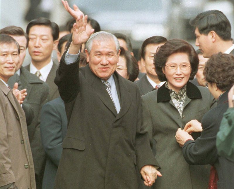 南韓前總統盧泰愚（前中）26日病逝，享壽88歲。圖為收受祕密資金被判刑17年的盧泰愚，1997年12月獲時任總統金泳三特赦出獄。（美聯社）