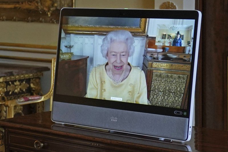 英国女王伊丽莎白二世26日透过视讯露脸，接见新到任外国使节。（美联社）(photo:UDN)