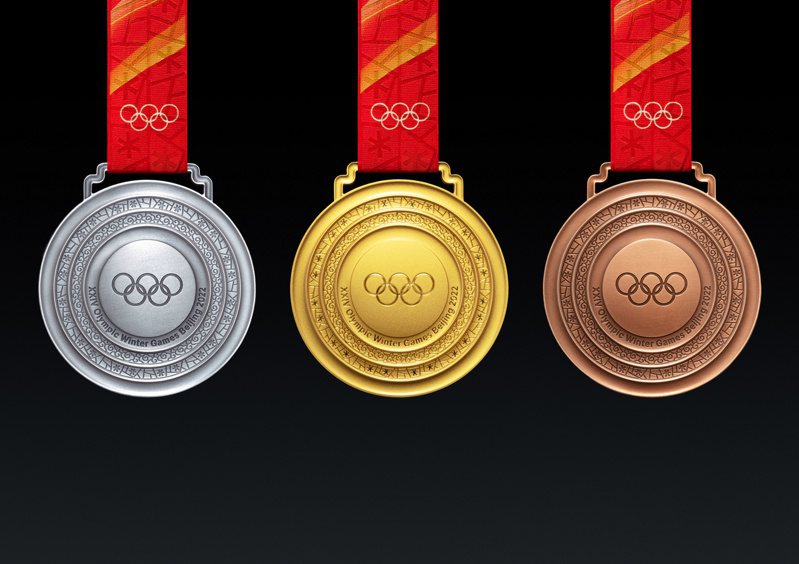 2022年北京冬奧會和冬殘奧會獎牌「同心」在北京發布，設計靈感來自古代同心圓玉璧，獎牌共設五環，「五環同心，同心歸園」，表達了「天地合·人心同」的中華文化內涵，此為獎牌正面。  (新華社)