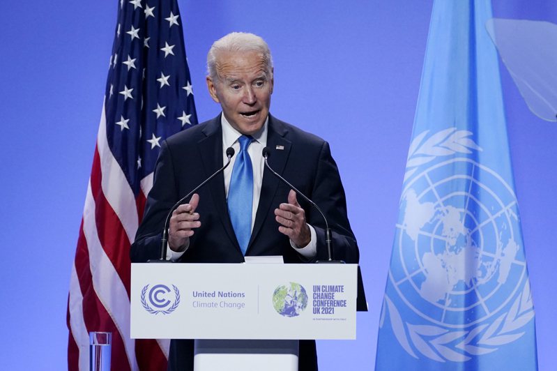 拜登總統2日在英國蘇格蘭的聯合國COP26氣候變遷峰會閉幕後記者會上再批中俄放棄對抗氣候暖化危機。(美聯社)