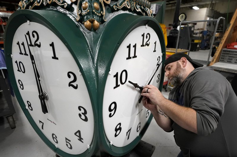 日光节约时间7日凌晨结束，全美各州民众要把时钟拨慢一个小时，图为钟表匠在麻州工厂事先调校时钟。(美联社)(photo:UDN)
