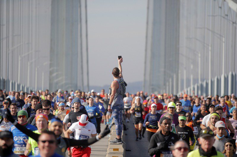 纽约马拉松7日举行，跑者站在维拉札诺大桥上自拍。(路透)(photo:UDN)