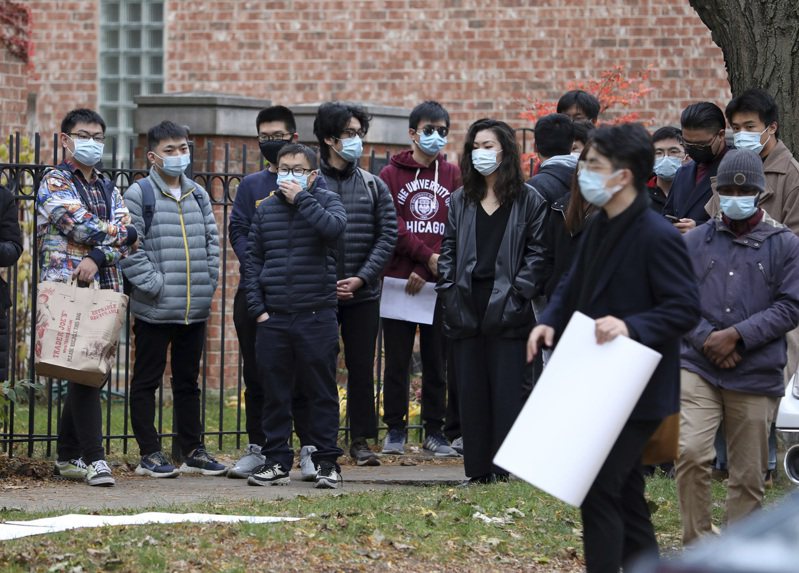 槍殺芝加哥大學中國留學生鄭少雄的嫌犯12日落網，圖為中國留學生在命案現場紀念他。(美聯社)