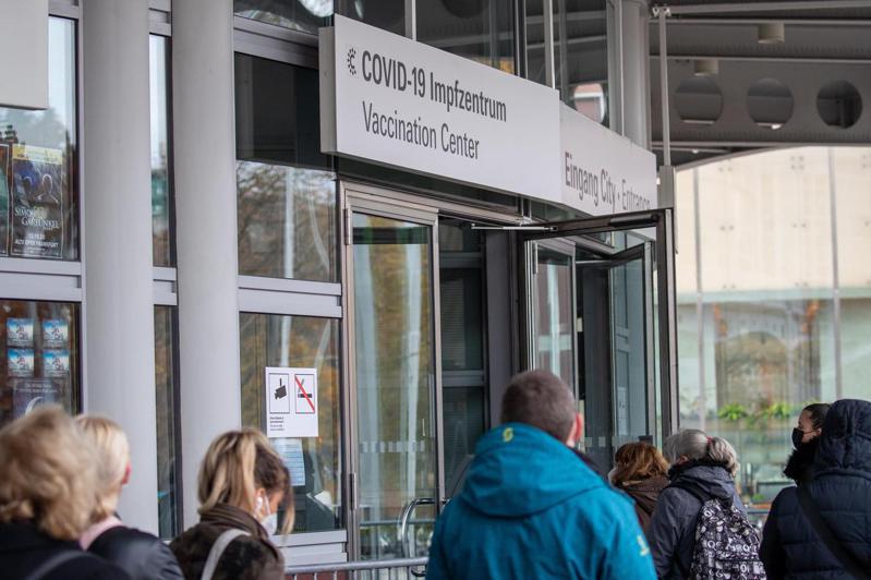 德國疫情來勢洶洶，日增6萬5371確診。圖為民眾在法蘭克福展覽中心排隊接種疫苗。歐新社
