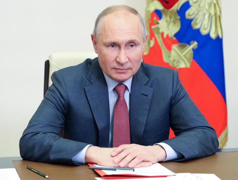俄國總統普亭向國人大力推銷國產疫苗Sputnik V。（路透）