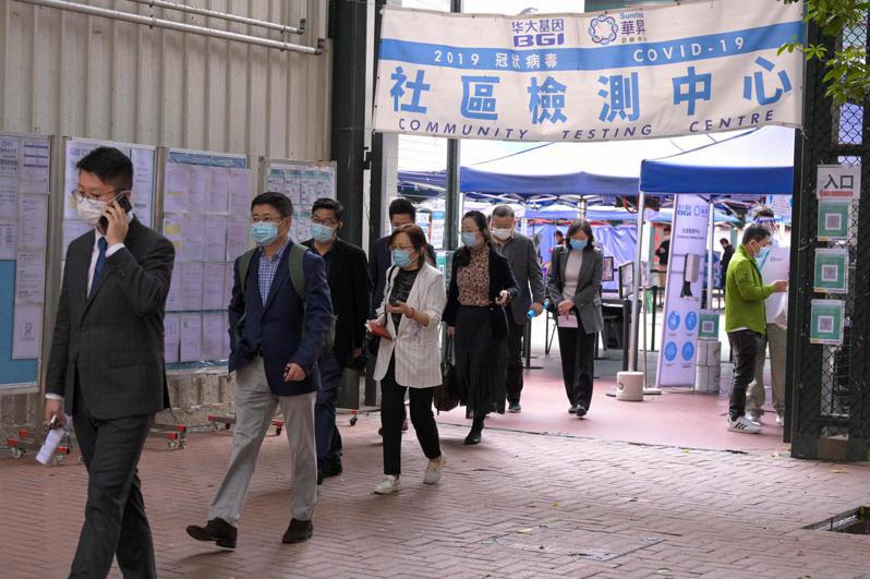 內地疫情防控專家團22日到訪香港油麻地的社區檢測中心。（中新社）