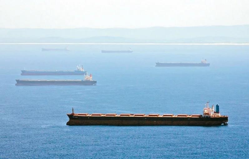 澳洲雪梨北方新堡等待裝貨的運煤船。（路透）