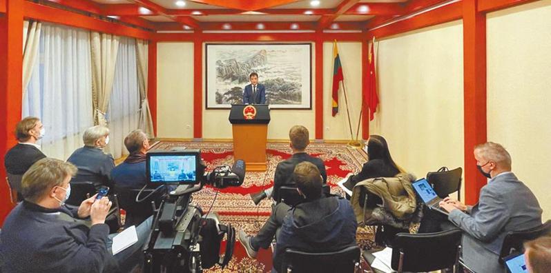 中國駐立陶宛代辦處臨時代辦曲柏華24日召開中外媒體記者會，要求立陶宛把台灣代表處改為台北。（取材自中國駐立陶宛代辦處網站）