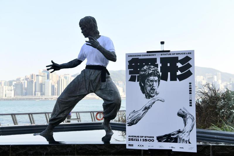 香港尖沙咀星光大道的李小龍銅像「穿新衣」，重現李小龍在電影「唐山大兄」中的風采。（  中新社）
