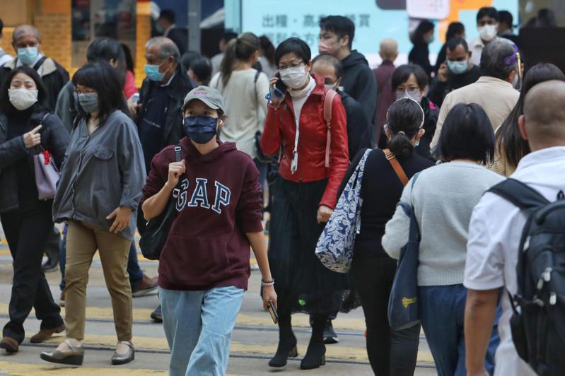 香港25日新增6宗外地輸入新冠肺炎確診個案，5宗涉及變異病毒株的感染。圖為香港中環街頭人來人往。（中通社）