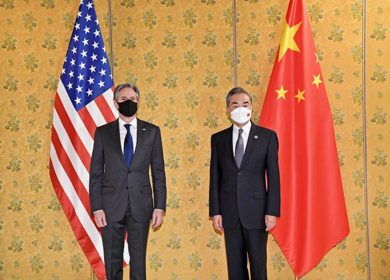 美國國務卿布林肯（左）剛結束非洲訪問行程，中國國務委員兼外長王毅（右）緊接著也訪問非洲。圖為兩人10月31日在羅馬會面。（新華社）