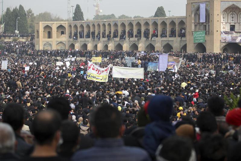 伊朗伊斯法罕市19日大批農民及其支持者上街示威，抗議缺水。（美聯社）