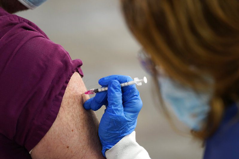 拒絕接種疫苗成為今年裁員的第十大理由。(美聯社)
