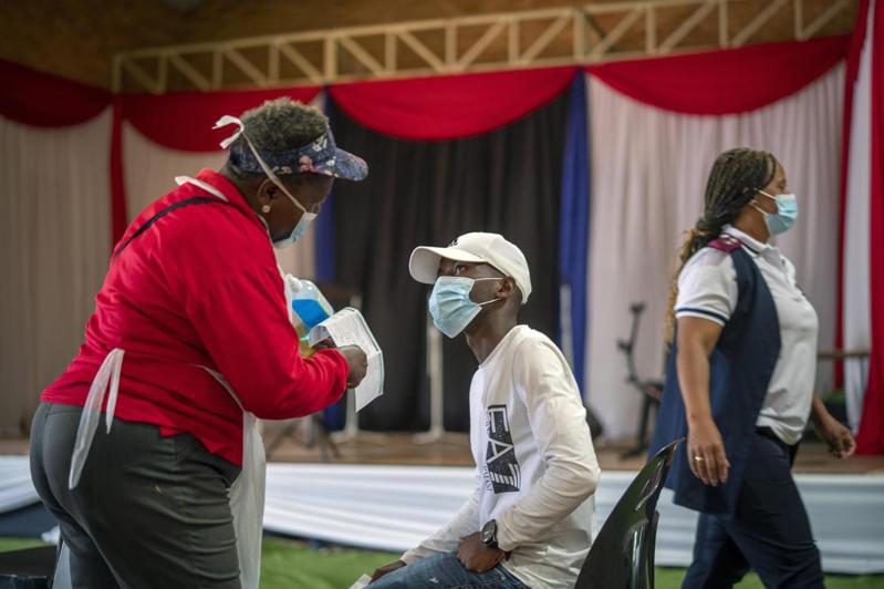 最早發現Omicron病毒的南非疫情尚不算嚴重，但近期病例數的激增十分驚人。圖為南非民眾接種疫苗後等待看有無過敏反應。（美聯社）