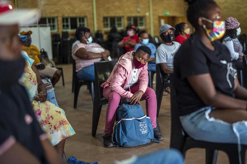 圖為南非民眾接種疫苗後等待領疫苗卡。（美聯社）