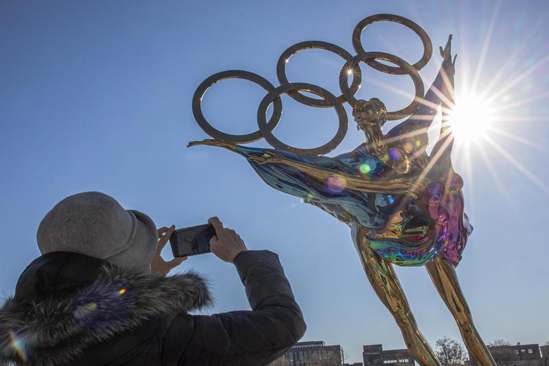北京冬奧組委辦公區前的冬奧雕塑。 （歐新社）