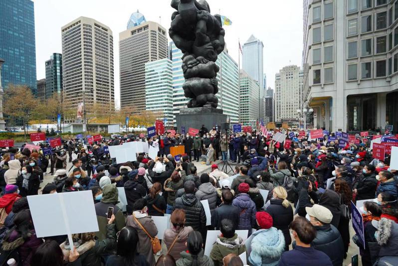 数千名华人聚集在费城市政厅外，要求停止校园霸凌、增进公共安全。图／亚总会提供(photo:UDN)