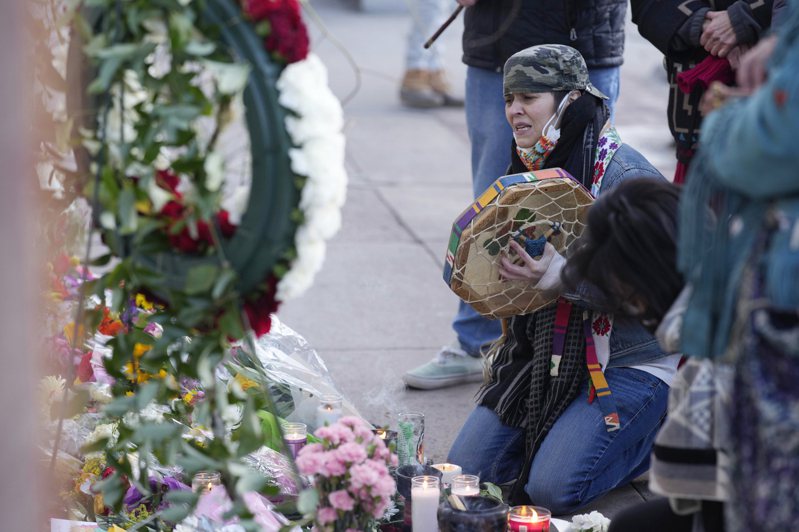 科州丹佛民众28日在枪案现场前献花，追弔遇害者。美联社(photo:UDN)