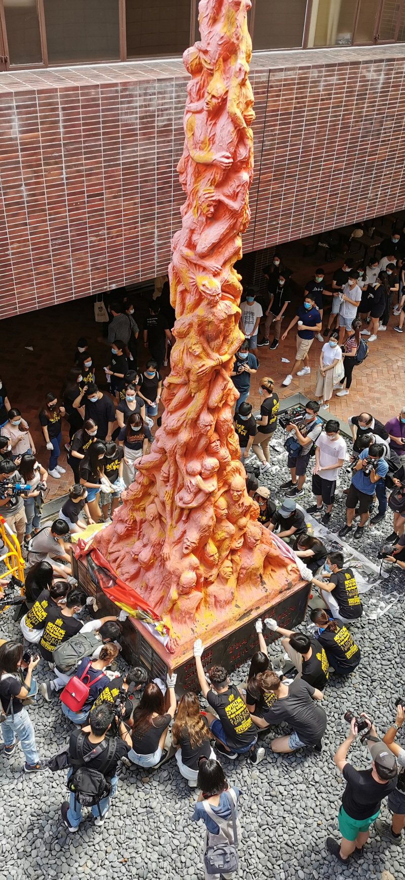 香港大學已移除在校內擺放了23年的「國殤之柱」，該柱為悼念北京「六四事件」死難者的作品，圖為「國殤之柱」此前在校內擺放。中央社