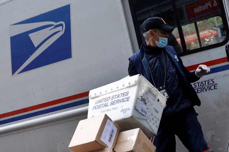 曼哈顿一名邮政人员正在运送包裹，邮政总局希望不要强制员工接种新冠疫苗或每周检测。路透(photo:UDN)