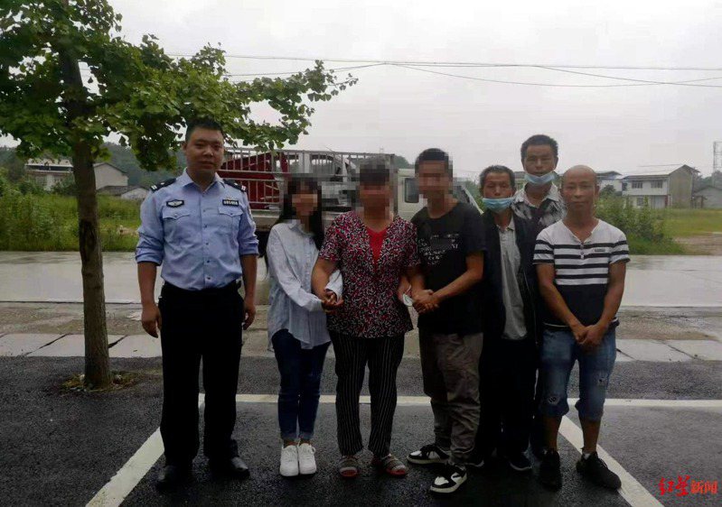 吳雲釵（左三）和家人團聚後，已跟隨家人返回貴州銅仁老家。（取材自紅星新聞）