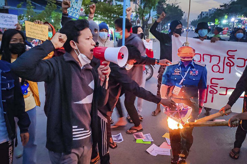 抗議柬埔寨總理洪森訪問緬甸，瓦城示威民眾焚燒緬甸軍頭敏昂萊以及洪森的肖像、海報。美聯社