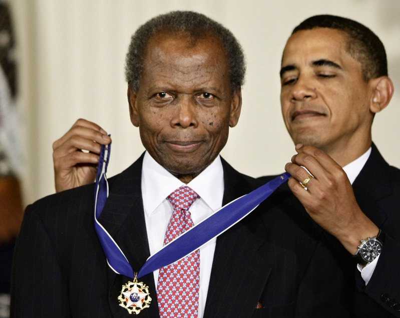 首位獲得奧斯卡影帝的黑人演員薛尼鮑迪(左)，於2009年獲得歐巴馬總統頒授總統自由勳章。美聯社
