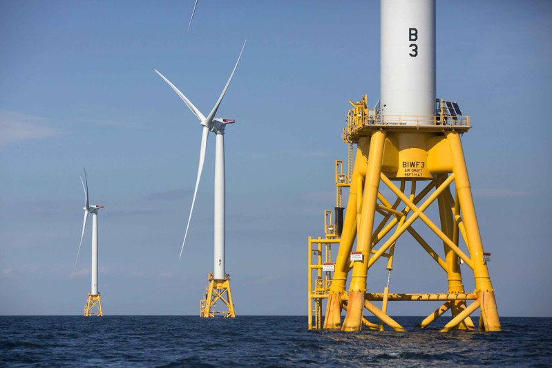 內政部長哈蘭12日宣布新的綠風力發電計畫，將出租紐約州與新澤西州的離岸水域，供民間業者開發風力發電。圖為在羅德島州外的風力發電站。(美聯社)