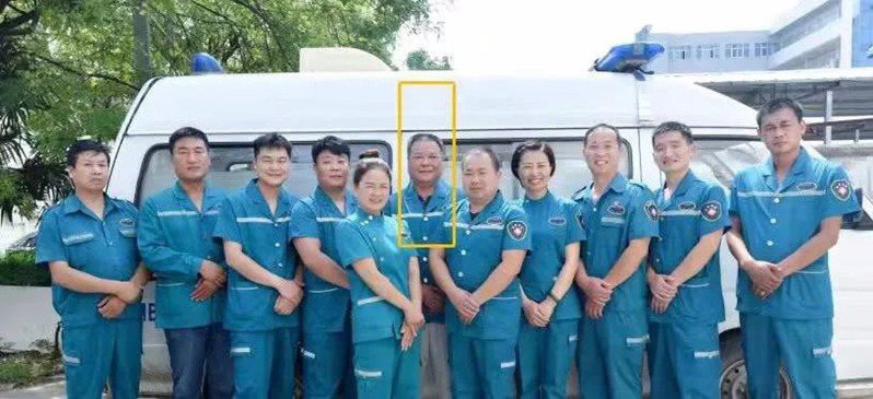 河南周口市第一人民醫院的55歲醫生王新華（黃色方框），因勞累過度猝死。圖／取材自周口日報