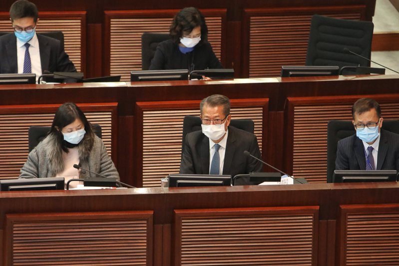 香港財政司司長陳茂波14日出席立法會首次財務委員會會議，他表示，對於派發消費券他聽到很多不同的意見，但是再派未必很容易，會密切留意疫情情況。（中通社）