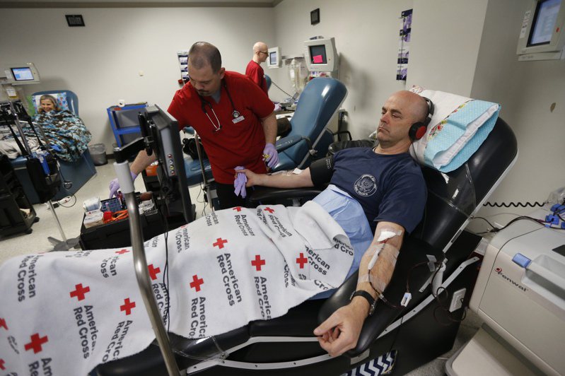 美国红十字会为鼓励捐血，以超级盃球票作为奖品，供捐血者抽奖。美联社(photo:UDN)