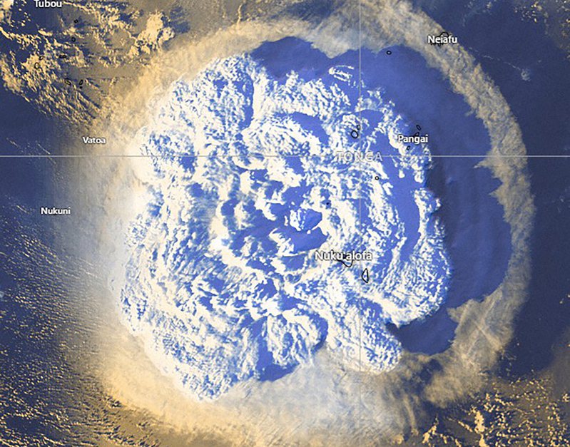 南太平洋島國東加附近的「洪加湯加－洪加哈派」海底火山15日大噴發後，火山灰直竄天際東加氣象局提供的衛星影像。(歐新社)