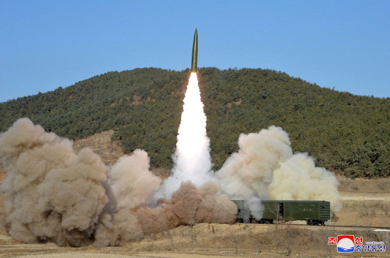 北韓14日下午從鐵路列車上試射2枚短程彈道飛彈。（路透）