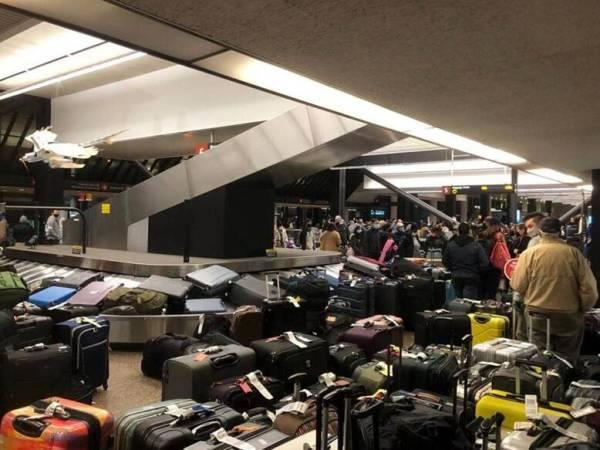 一名中國留學生提供的西雅圖機場達美航空取消航班所堆積的行李照片。（取材自觀察者網）